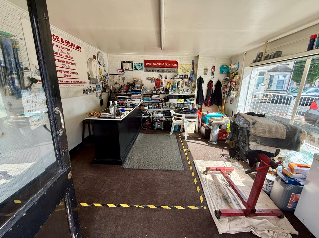 Lot: 55 - CAR FORECOURT, WORKSHOP AND RESIDENTIAL ACCOMMODATION - Reception area